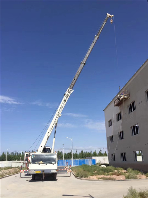 界首市“轻装强干”—— 吊车的 “轻量化臂架” 技术